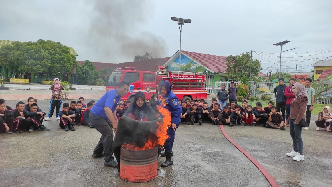 Materi Damkar Warnai Kegiatan Perkemahan Tamu Penegak MAN 1 Lahat