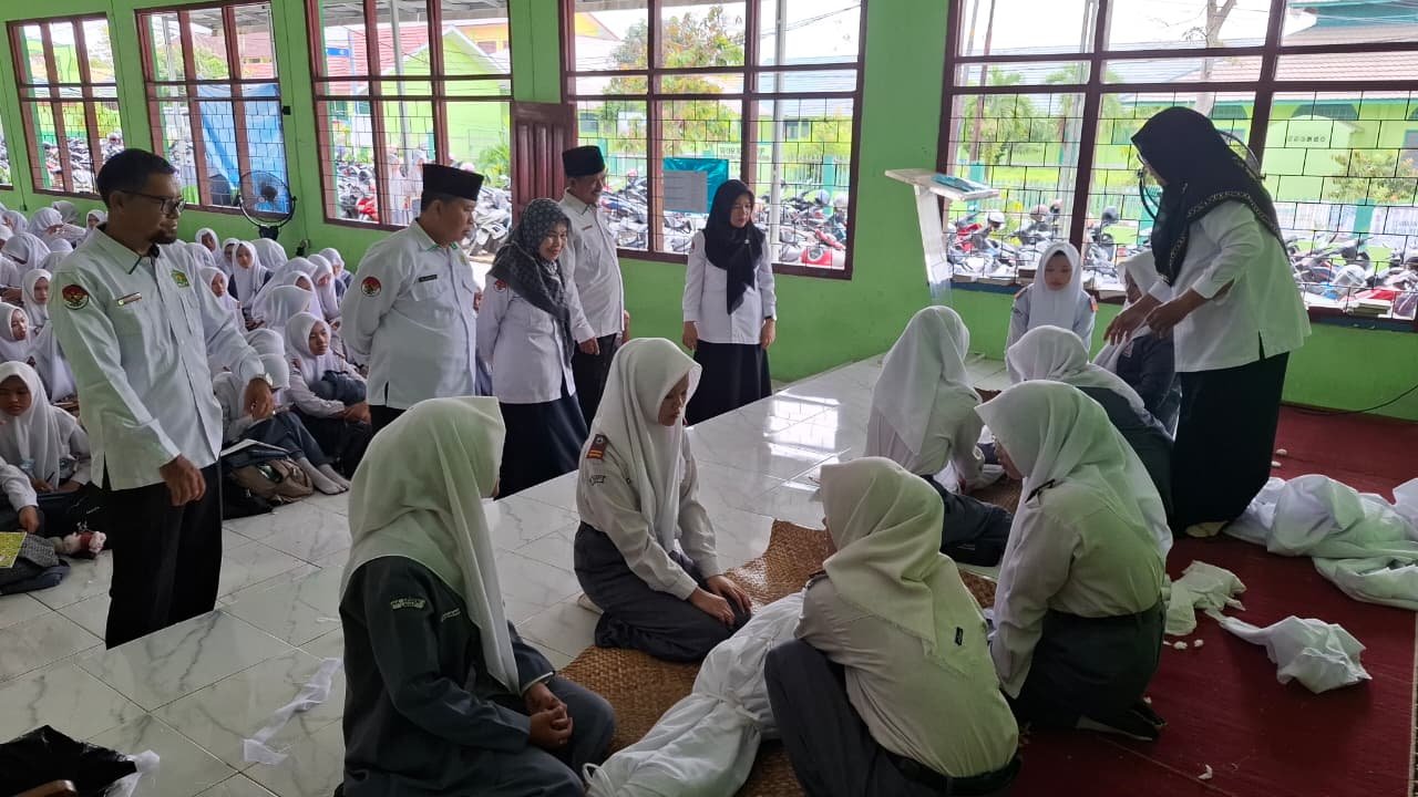 Pesantren Ramadhan MAN 1 Lahat Hadirkan Pembelajaran Bermakna Lewat Praktik Mengkafani Jenazah