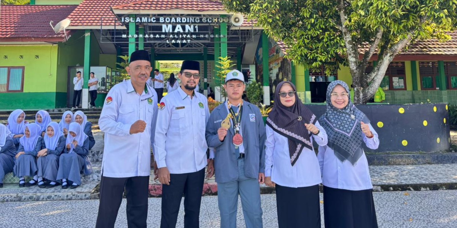 Siswa MAN 1 Lahat Raih Juara 1 Kumite Piala Gubernur, Terima Penghargaan Langsung dari Kepala Madrasah