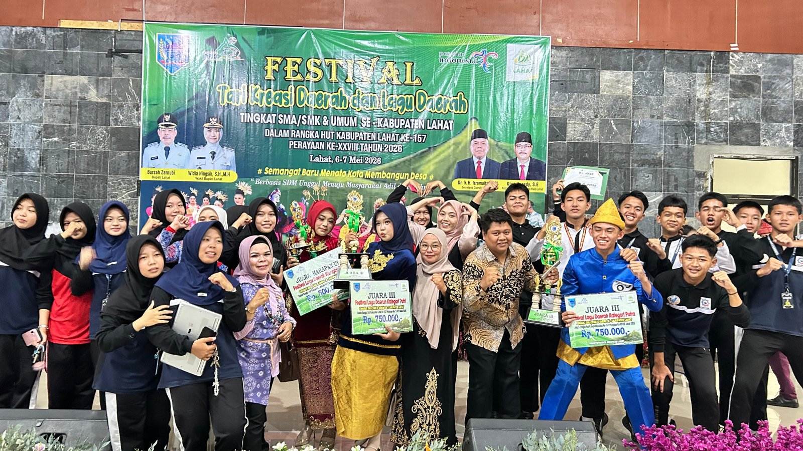 MAN 1 Lahat Sapu Tiga Juara Festival Vokal Solo Lagu Daerah HUT Kabupaten Lahat ke-157