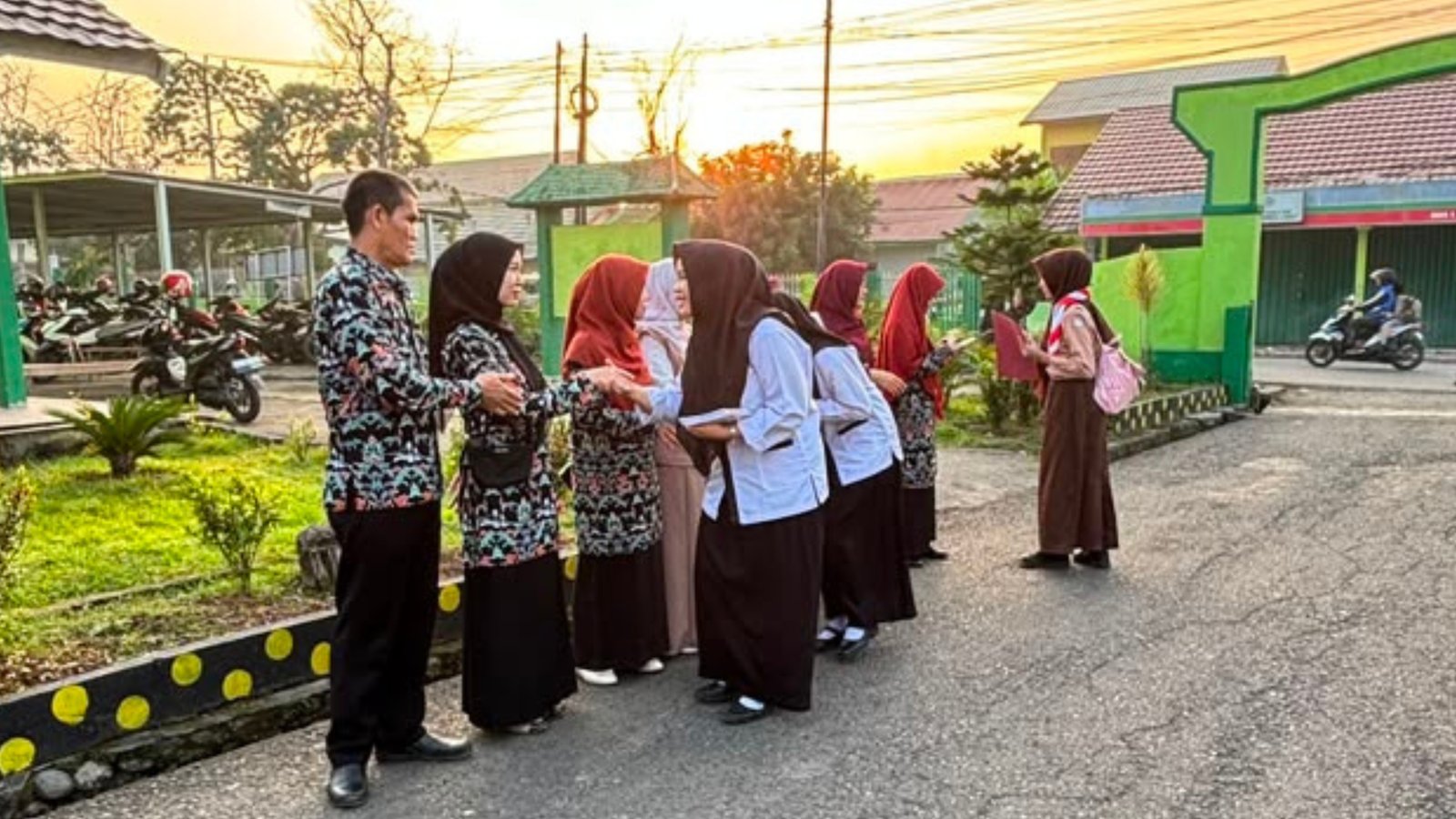 Disiplin Dimulai dari Gerbang, Wali Kelas Bergantian Bertugas dalam Program Piket Pagi di MAN 1 Lahat