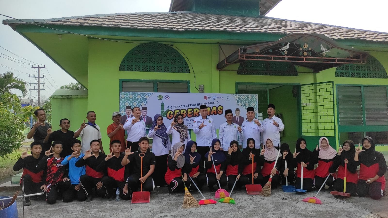 MAN 1 Lahat Gelar Gerakan Kebersihan Masjid (GEBER MAS), Wujudkan Rumah Ibadah yang Bersih dan Nyaman